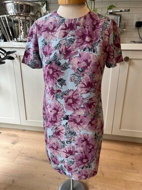 Babaton of Aritzia Floral Short Sleeve Shift Dress in Lavender Pink and blue